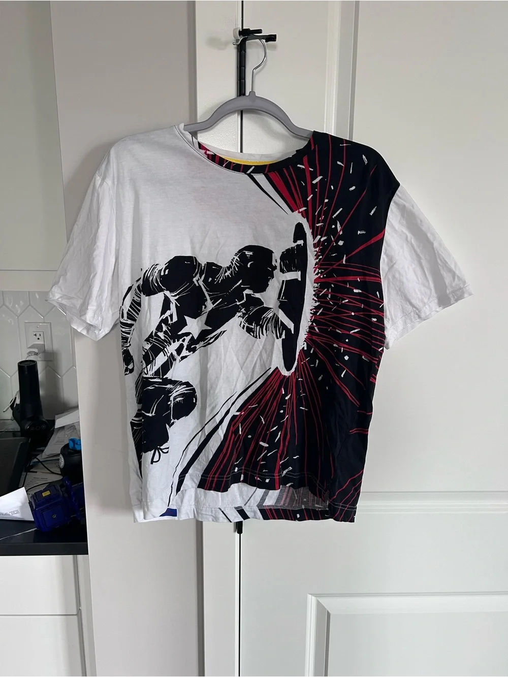 Robert Graham Marvel Captain In Charge Graphic T-Shirt Short Sleeve Collectible - Picture 2 of 7